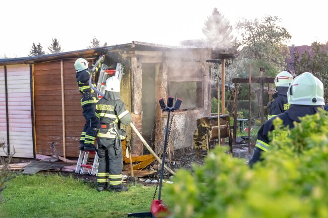Obwohl die Feuerwehr den Brand unter Kontrolle hatte, brannte die Gartenlaube bis auf die Grundmauern nieder.