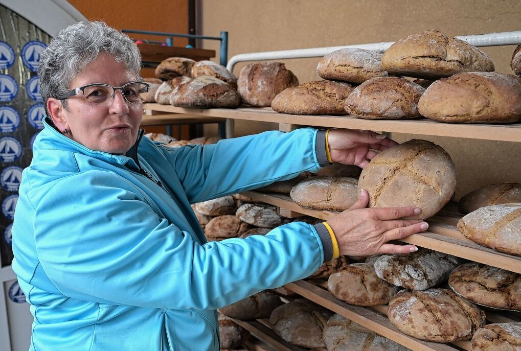 Rund 200 Brote sind gebacken worden - im Bild Birgit Hösel, die beim Backtag zu den Akteuren gehörte. Foto: Ralf Wendland