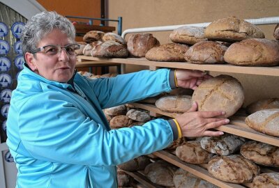 Osterbacken im Backhaus Schlema - Rund 200 Brote sind gebacken worden - im Bild Birgit Hösel, die beim Backtag zu den Akteuren gehörte. Foto: Ralf Wendland