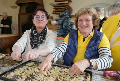 Osterbacken im Backhaus Schlema - Betty Deml (li.) und Elke Groß beim Belegen eines Blechkuchens. Foto: Ralf Wendland