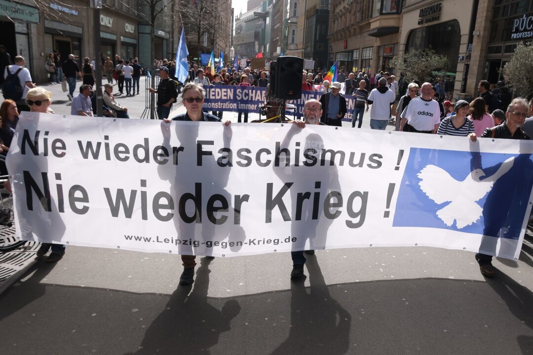 Ostermärsche in Sachsen für Frieden in Ukraine und Gaza - Eine Transpartent mit dem Schriftzug „Nie wieder Faschismus! Nie wieder Krieg!“ wird auf einer Demonstration gehalten.
