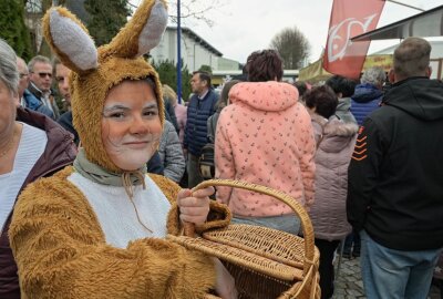 Ostermarkt in Bad Schlema öffnet auch heute die Tore - Anna Matthias ist ins Osterhasen-Kostüm geschlüpft. Foto: Ralf Wendland