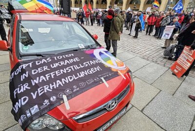 Ostermarsch: Chemnitzer demonstrieren am Karfreitag für den Frieden - Für den Frieden gehen die Leute auf die Straße. Foto: Harry Härtel