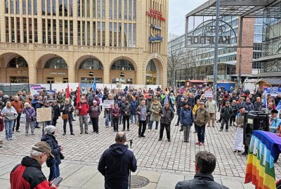 Ostermarsch: Chemnitzer demonstrieren am Karfreitag für den Frieden - Der Marsch führt durch die Chemnitzer Innenstadt. Foto: Harry Härtel