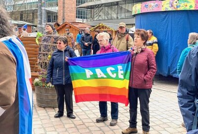 Ostermarsch: Friedenskundgebungen in der City - Ostermarsch in der Chemnitzer Innenstadt. Für den Frieden und gegen Waffen. Foto: Steffi Hofmann