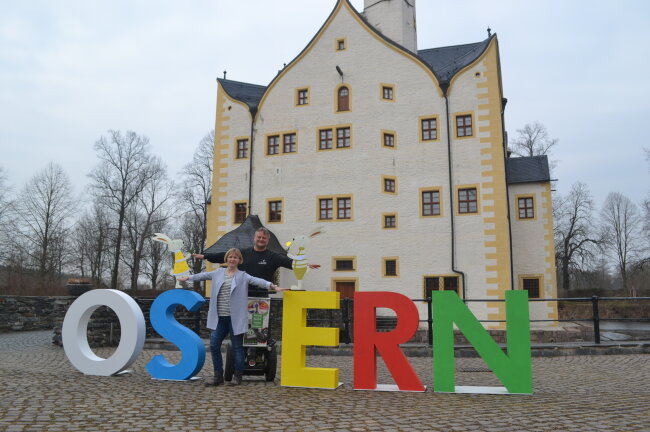 Ostern mit der ganzen Familie auf Wasserschloss Klaffenbach - Vor den beliebten bunten Buchstaben können tolle Erinnerungsfotos geknipst werden.
