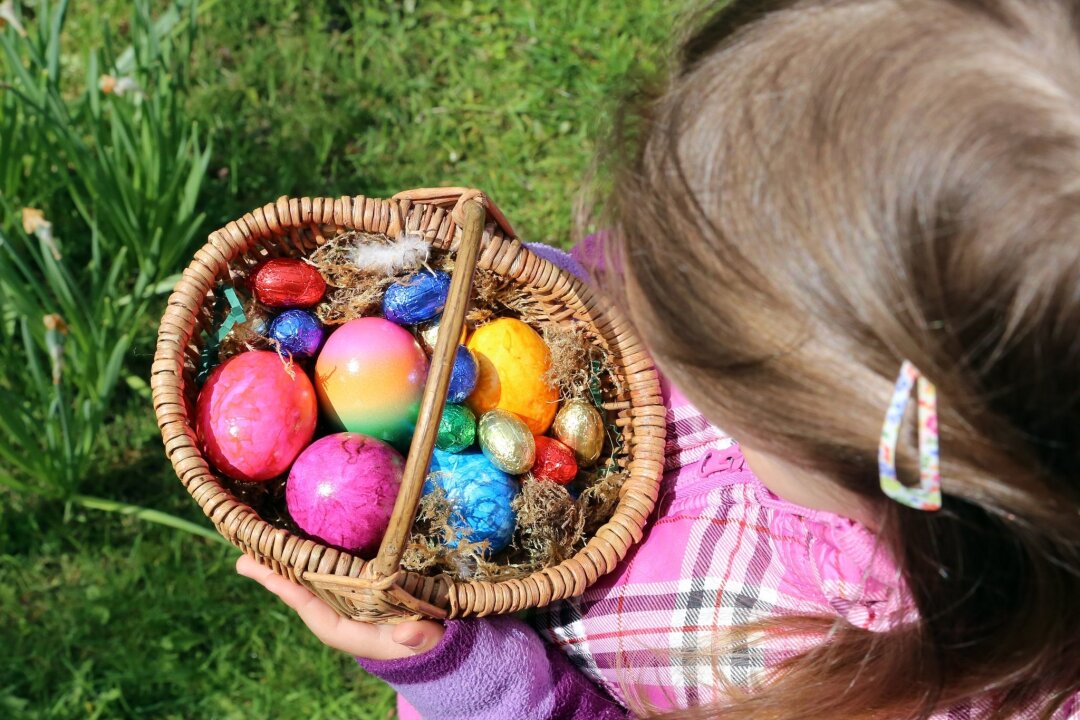 Ostern: Wohin mit all den bunten Eierschalen? - Eierschalen, die mit Lebensmittelfarben bemalt wurden, gehören in die Biotonne. Wurden sie aber mit Glitzer oder Metallicfarben eingefärbt, müssen sie in den Restmüll geworfen werden.