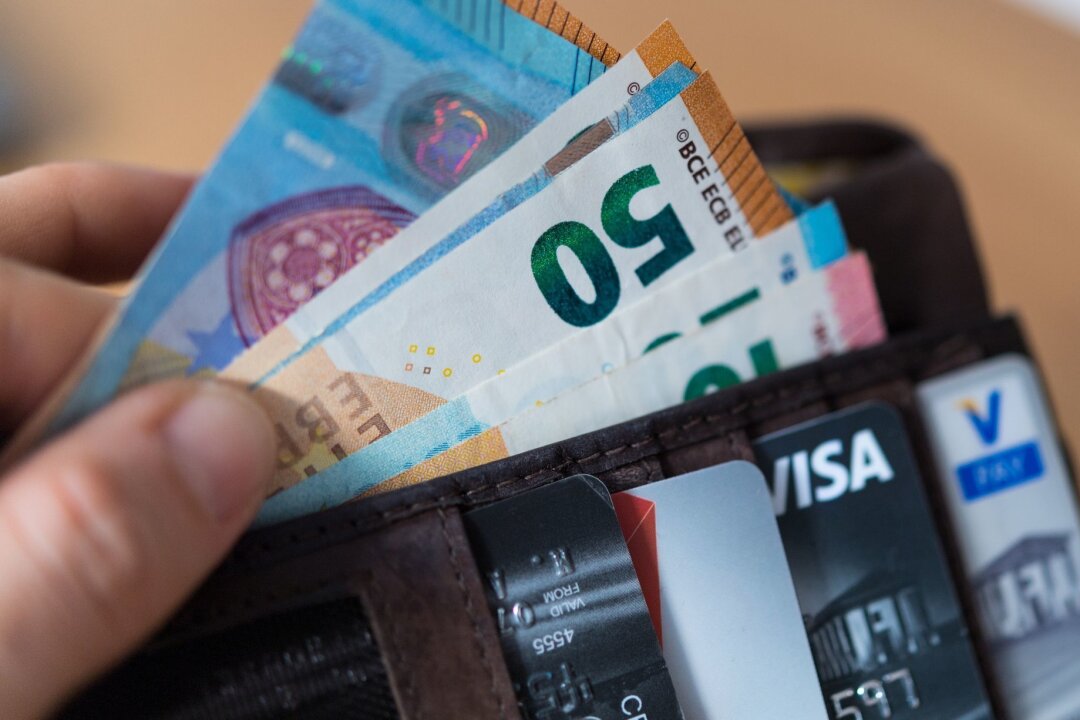 Osterreise: Diese Dinge gehören ins Portemonnaie - Bargeld und verschiedene Zahlungskarten im Geldbeutel: Wer so in den Urlaub reist, dürfte für Zahlungsvorgänge im Ausland gut aufgestellt sein.