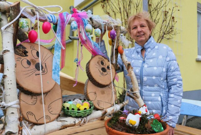 Osterschmuck hält jetzt in den Orten Einzug. Auch im Vogtland werden die Sträucher in den Gärten und Parks mit bunten Eiern geschmückt. Foto: Simone Zeh
