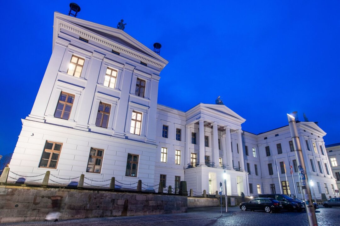 Ostländer wollen Zusammenarbeit mit Polen ausbauen - Das Gebäude der Staatskanzlei ist am Abend hell erleuchtet.