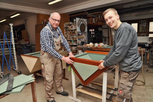 Matthias und Tobias Thum bei der Montage eines maßgefertigten Eckschrankes in der Werkstatt. Foto: Andrea Funke