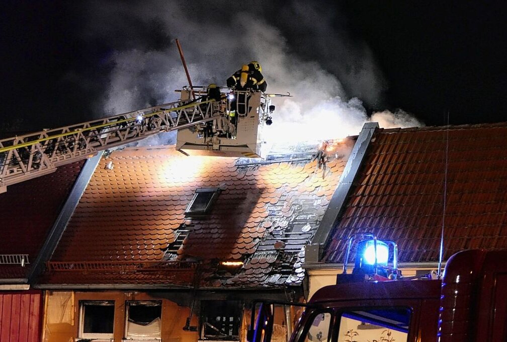 Panitzsch: Totalschaden am Haus nach Dachstuhlbrand - Wohnhaus in Flammen: Großeinsatz in Panitzsch. Foto:Sören Müller