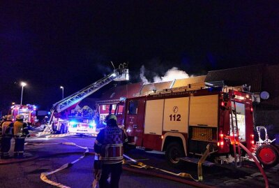 Panitzsch: Totalschaden am Haus nach Dachstuhlbrand - Wohnhaus in Flammen: Großeinsatz in Panitzsch. Foto:Sören Müller