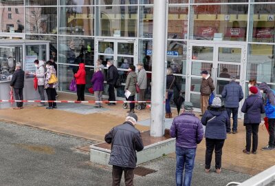 Panne im Chemnitzer Impfzentrum: 17 Personen erhalten falschen Impfstoff - Menschen warten vor dem Impfzentrum auf ihre Impfung. Foto: Harry Härtel 