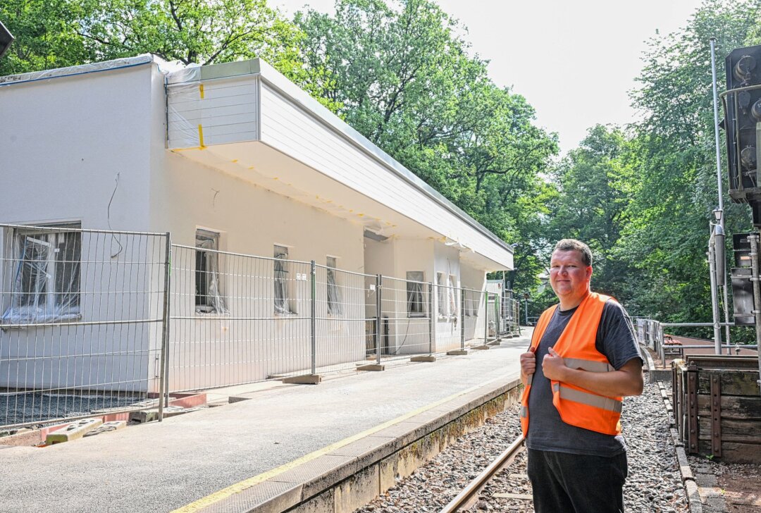 Parkeisenbahn: Umgebautes Bahnhofsgebäude wird eingeweiht - Der Leiter der Parkeisenbahn Tim Zolkos vorm Gebäude. Foto: Andreas Seidel