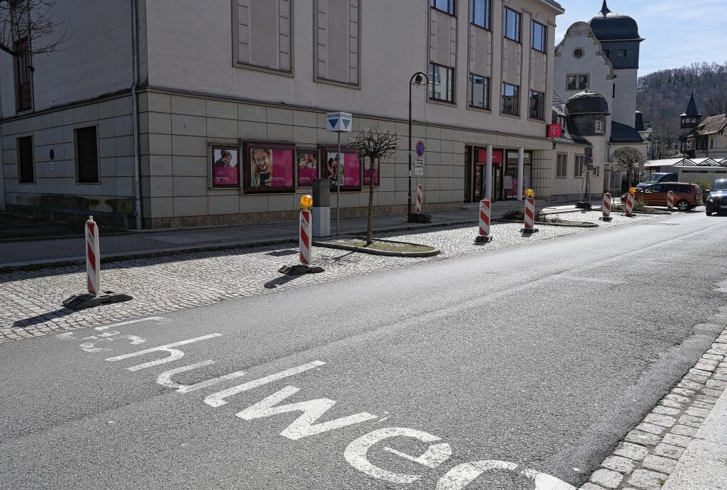 Die Parkplätze in der Poststraße in Aue sind aufgrund des Umleitungsverkehres abgesperrt. Foto: Ralf Wendland