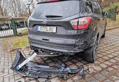 Parkplatzunfall: Schwerbehinderter Fahrer verliert die Kontrolle über PKW - Schwerer Unfall auf einem Parkplatz: Mehrere PKW wurden beschädigt.  Foto: Harry Härtel