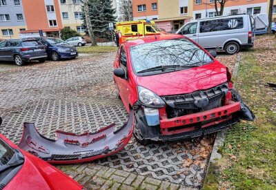 Parkplatzunfall: Schwerbehinderter Fahrer verliert die Kontrolle über PKW - Schwerer Unfall auf einem Parkplatz: Mehrere PKW wurden beschädigt. Foto: Harry Härtel