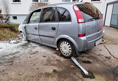 Parkplatzunfall: Schwerbehinderter Fahrer verliert die Kontrolle über PKW - Schwerer Unfall auf einem Parkplatz: Mehrere PKW wurden beschädigt. Foto: Harry Härtel