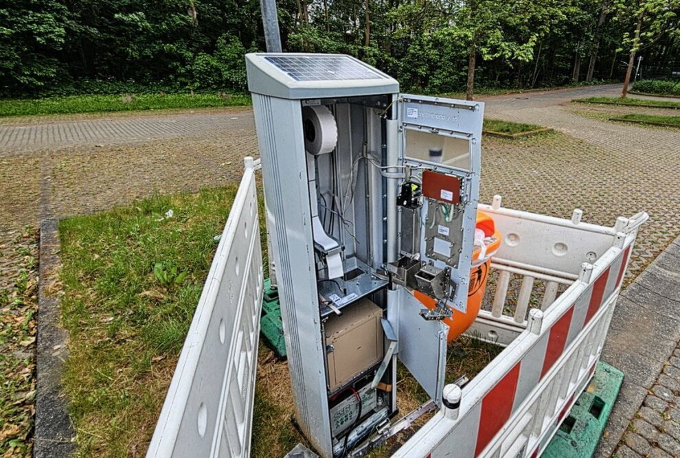 Parkscheinautomat auf Parkplatz in Chemnitz aufgebrochen - Polizei sucht Zeugen nach Diebstahl an Parkscheinautomat in Gablenz. Foto: Harry Härtel