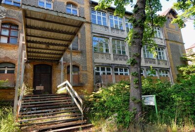 "Parkstadt Leipzig" macht Fortschritte: Wohnen zwischen alten Bäumen - In eines der alten Gebäude soll ein Pflegedienst einziehen. Foto: Anke Brod