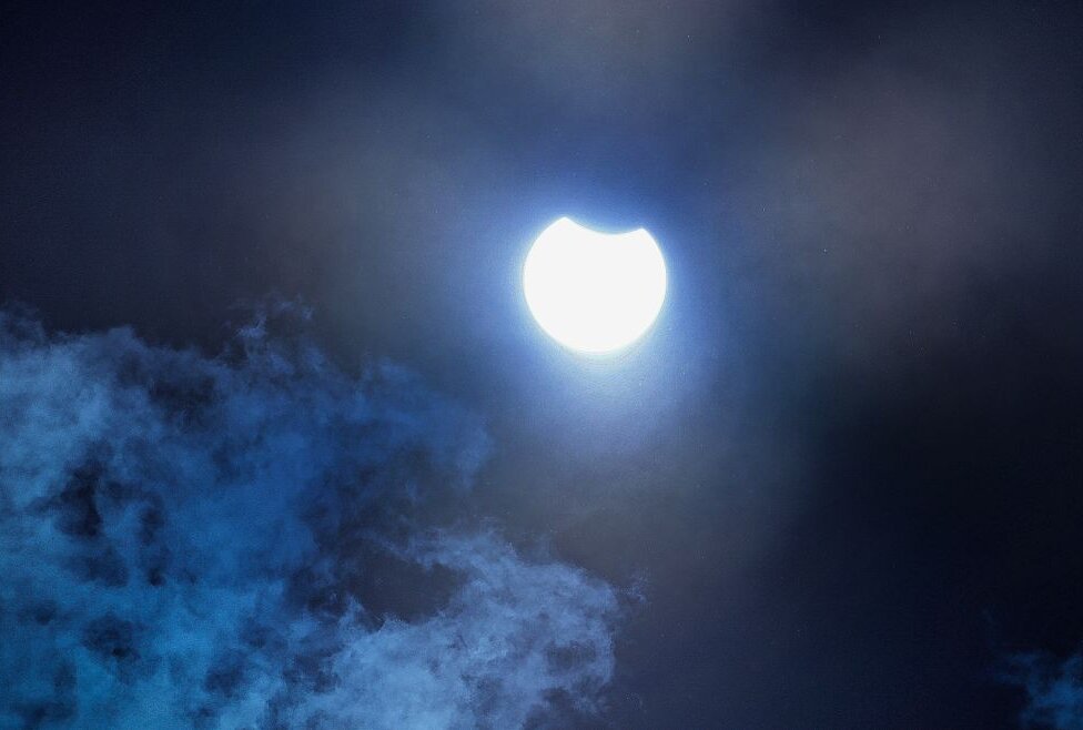 Partielle Sonnenfinsternis gegen Mittag, Dabei schiebt sich der Mond zwischen Erde und Sonne. Foto: Harry Haertel