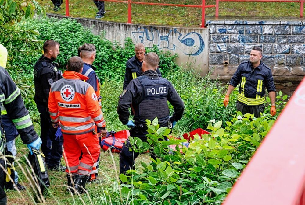 Passanten entdecken leblose Person in Chemnitz - Leblose Person beim Kappelbach entdeckt. Foto: Harry Härtel