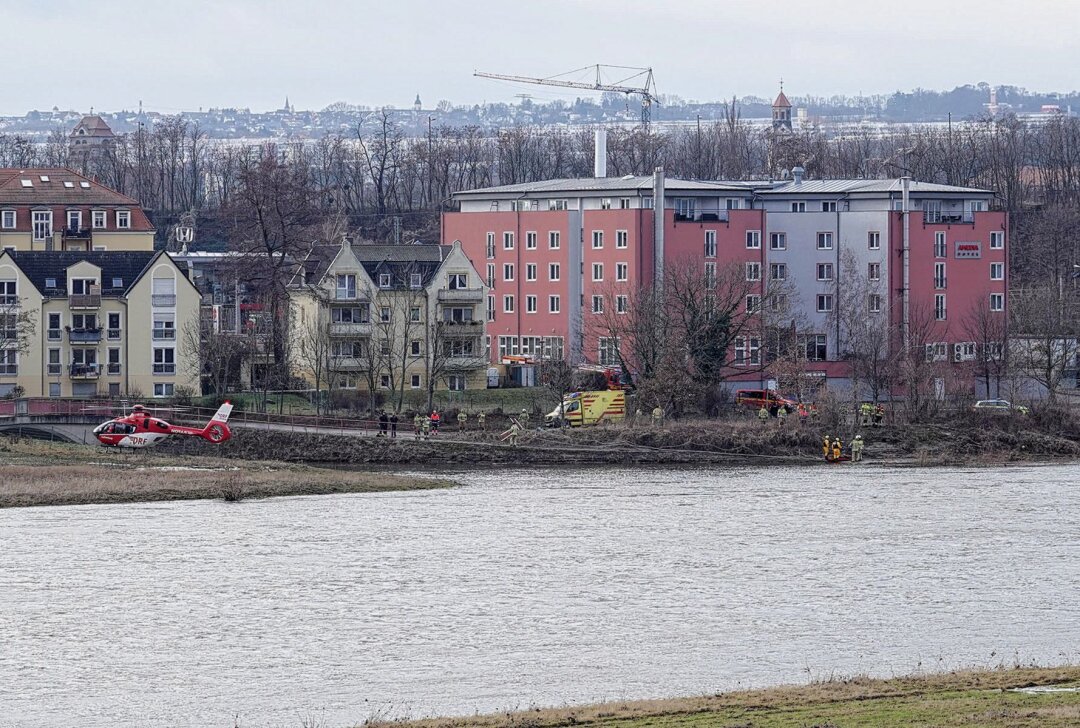 Passanten entdecken leblose Person in der Weißeritz - An der Mündung der Weißeritz in die Elbe wurde ein lebloser Mann gefunden. Foto: Roland Halkasch