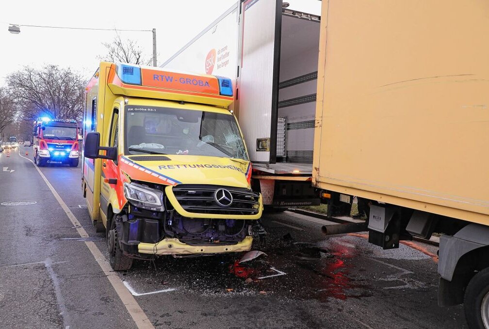 Patient von der Liege geschleudert: Rettungswagen kollidiert mit LKW - Kollision von LKW und Rettungswagen. Foto: Roland Halkasch 
