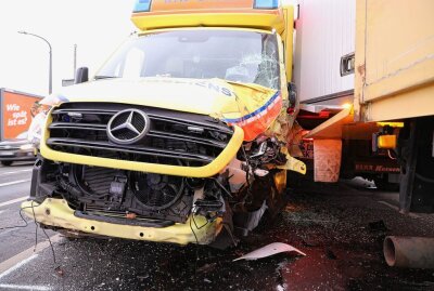 Patient von der Liege geschleudert: Rettungswagen kollidiert mit LKW - Kollision von LKW und Rettungswagen. Foto: Roland Halkasch