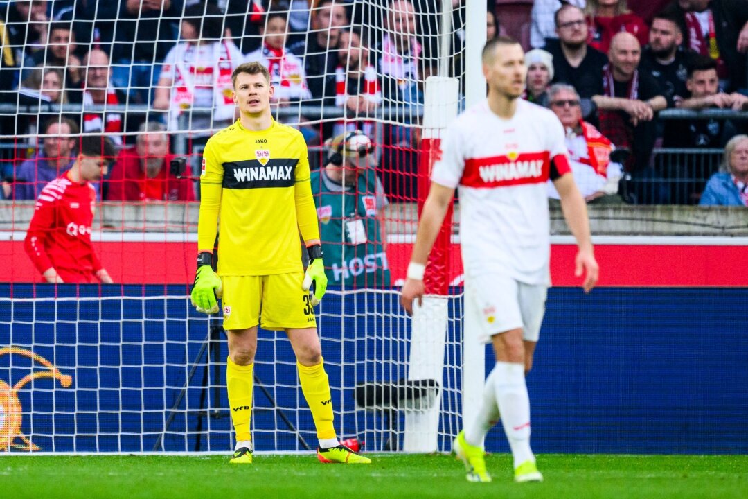 Patzender Nübel: VfB-Verbleib "sehr, sehr gute Option" - Stuttgarts Torwart Alexander Nübel (l) brachte Heidenheim mit seinem Patzer zurück ins Spiel.