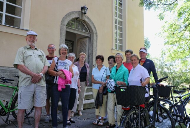 Gut gelaunt bei der Ankunft der Fahrradfahrer an der Schlosskirche Mühltroff. Yvonne Baumann (2. von rechts) vom Kirchenvorstand Pausa freute sich über das Interesse zur Fahrt. Foto: Simone Zeh