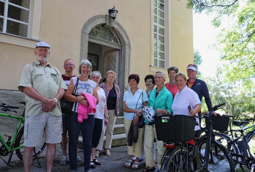 Gut gelaunt bei der Ankunft der Fahrradfahrer an der Schlosskirche Mühltroff. Yvonne Baumann (2. von rechts) vom Kirchenvorstand Pausa freute sich über das Interesse zur Fahrt. Foto: Simone Zeh