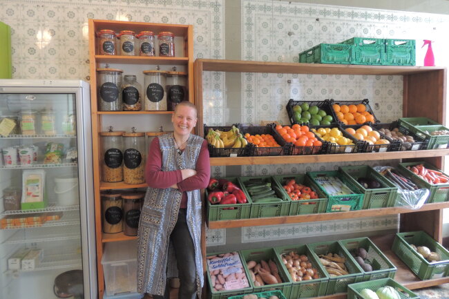 Ladeninhaberin Ina M. Hoyer freut sich "Peace Food" endlich wieder eröffnen zu können. 