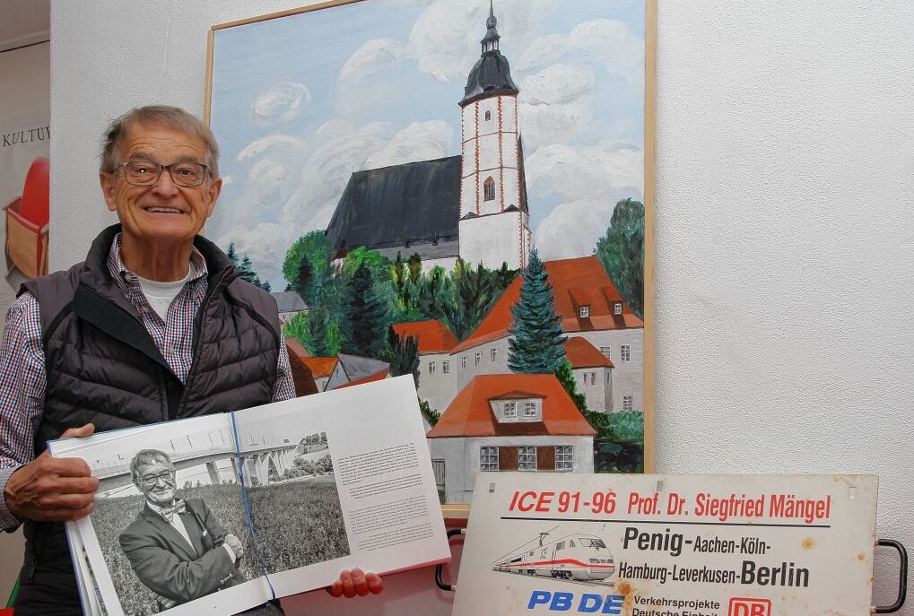 Penig: Professor mit dem Hang zur Kunst - Der Hobbykünstler Siegfried Mängel probiert alles Künstlerische aus. Seine Werke sind nun erneut in Penig zu sehen. Foto: Andrea Funke