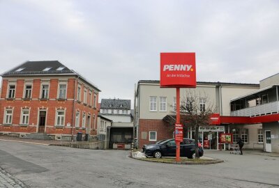 Penny-Markt in Pausa schließt: Was wird aus dem Gebäude? - Das Haus (links) hat die Stadt verkauft mitsamt der Zufahrt für Lieferfahrzeuge. Dadurch gibt es Probleme mit der Belieferung des Penny-Marktes durch Lkw. Foto: Simone Zeh