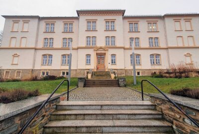 Per Drohne auf Erkundungstour durch Gelenaus Schule - Das Schulgebäude wurde 1901 erbaut, befindet sich aber erst seit 2005 in Freier Trägerschaft des Vereins. Foto: Andreas Bauer