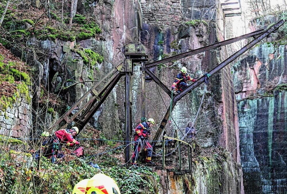 Die Höhenretter bargen den Leichnam über rechtwinklig abfallende Felswände. Die Kriminalpolizei ermittelt zur Ursache des Absturzes. Foto: Harry Härtel/Härtelpress