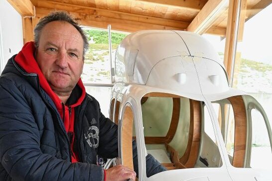 Peter Michaelis ist seinem Hobby seit 30 Jahren treu - Peter Michaelis vor dem halbfertigen Hubschraubermodell, das einen Rotorkreis-Durchmesser von 3,50 Meter haben wird. Foto: Wendland