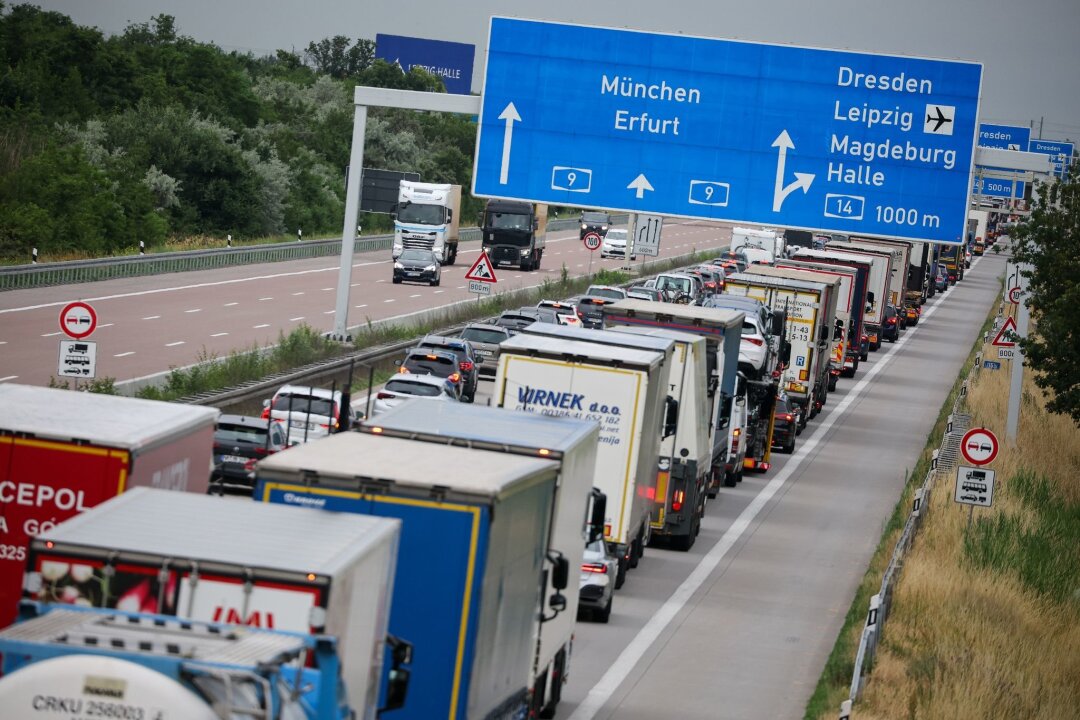 Pfingstwochenende: Verkehr im Südosten zunächst normal - Lkw und Pkw stauen sich auf der A9 vor dem Schkeuditzer Kreuz in Richtung München.