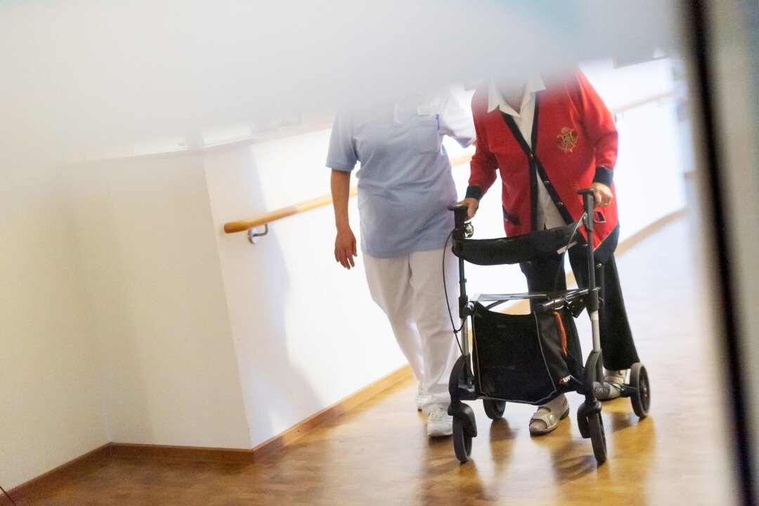Pflege vor Kipppunkten - Beitrag könnte steigen - Hauptproblem den kommenden Jahren ist laut Pflegereport: Immer mehr Ältere brauchen pflegerische Unterstützung.