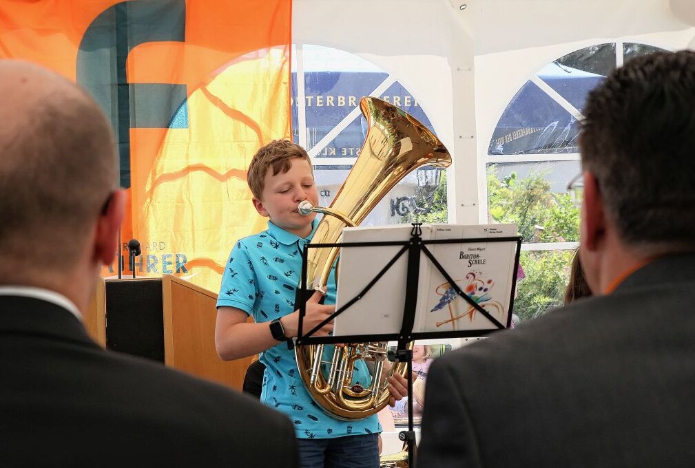 Noah Bollmann von der Oberschule Grünhain-Beierfeld überbrachte mit anderen Mitgliedern der Instrumentalgruppe musikalische Grüße. Foto: Katja Lippmann-Wagner