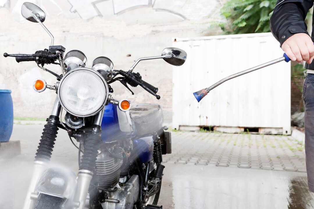 Pflegetipps und Sicherheitscheck für Ihr Motorrad - Mit Rücksicht auf die Umwelt sollte das Bike in einer Waschbox gereinigt werden.