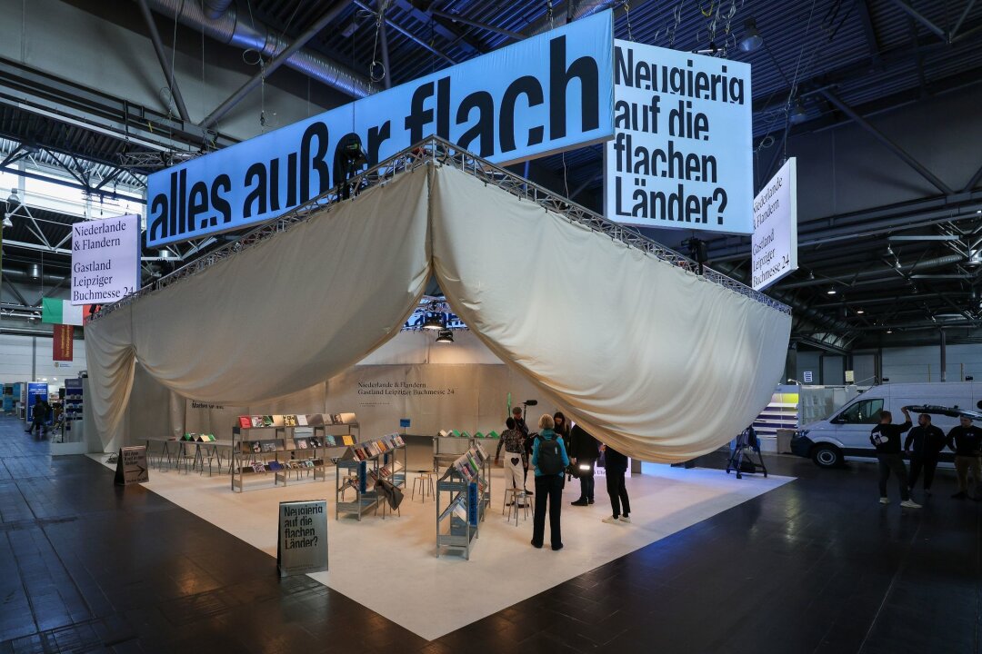Pforten der Leipziger Buchmesse für Besucher geöffnet - "Alles außer flach" steht über dem Stand des Gastlandes Niederland auf der Leipziger Buchmesse.