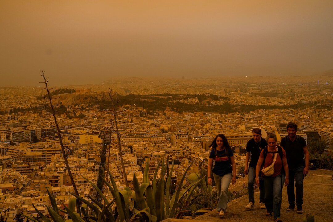 Phänomen Saharastaub: Die roten Wolken über Athen ziehen ab - Die Region Attika rund um Athen ist aufgrund klimatischer Bedingungen regelmäßig vor allem im Frühjahr und Herbst vom Saharastaub betroffen.