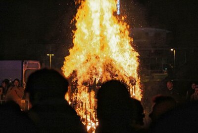Phänomenales Hexenfeuer am Hartmannplatz - Walpurgisnacht 2022: Die Chemnitzer feierten ausgelassen am Feuer Foto: Jan Härtel/Chempic