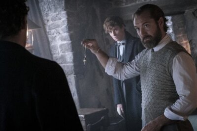 "Phantastische Tierwesen 3": Ist der neue "Harry Potter"-Film wirklich so magisch?  - Albus Dumbledore erklärt Newt und Theseus den Blutschwur mit Grindelwald, der symbolisch in dem Anhänger verewigt ist. Foto: Warner Bros.