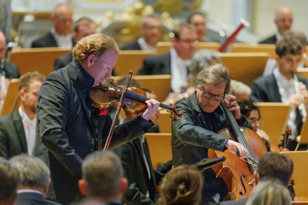 Philharmonia Orchestra London bei Dresdner Musikfestspielen - Geiger Daniel Hope und Cellist Jan Vogler im Duett bei einem Konzert der Dresdner Musikfestspiele am 28. Mai in der Frauenkirche.