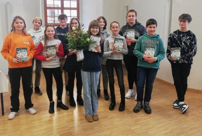 Pia Rendelmann liest im Landkreis Zwickau am besten vor - Pia Rendelmann (Mitte) und die weiteren Teilnehmer des Wettbewerbes. Foto: Stadtbibliothek Zwickau