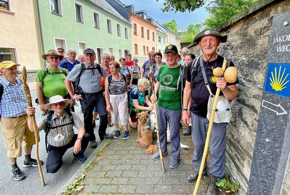 Die Pilger um Gerd Lauckner (vorn re.) und Erhard Kühnel (dahinter) haben in Lößnitz einen Stopp eingelegt. Foto: Ralf Wendland